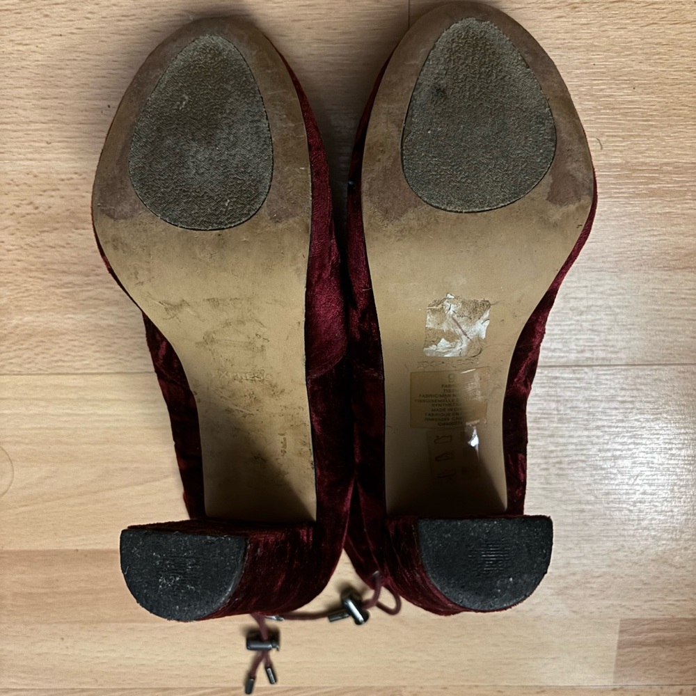 Faux Suede Taupe Block Heel 3” Booties Size 9 Burgundy Red GNO - Picture 6 of 8